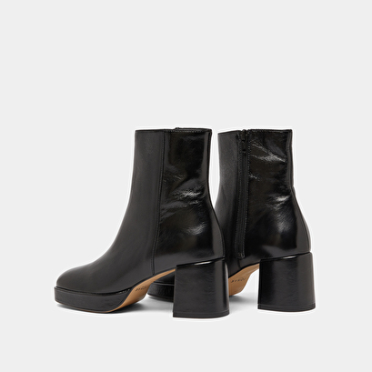 Square-toe boots in black aged leather | vanves