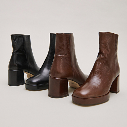 Square-toe boots in black aged leather | vanves