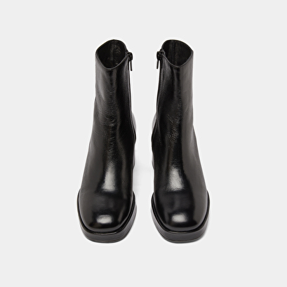 Square-toe boots in black aged leather | vanves