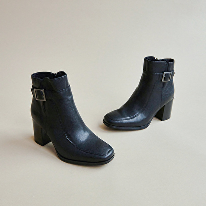 Heeled boots with buckles in black leather | adriette