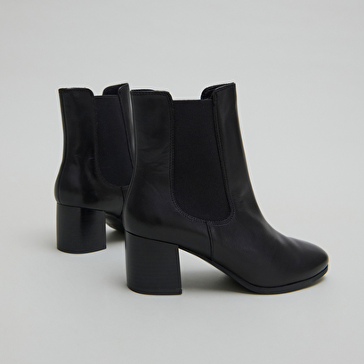 Bottines &agrave; talons et &eacute;lastiques in black leather | alderic