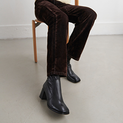 Oval-toe boots in black leather | argentat