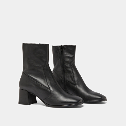 Oval-toe boots in black leather | argentat