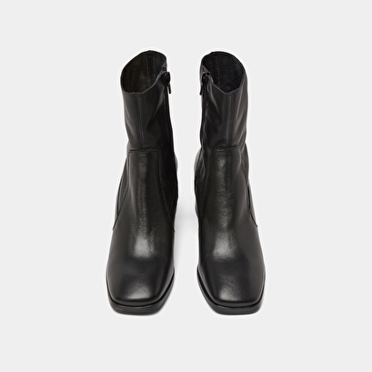 Oval-toe boots in black leather | argentat