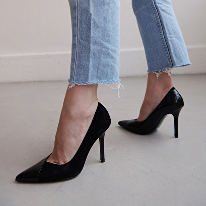 Pumps pointed in black leather and black velvet | doug