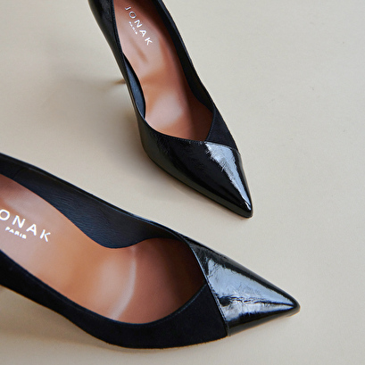 Pumps pointed in black leather and black velvet | doug