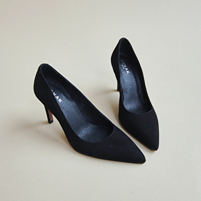 Pumps with pointed ends black