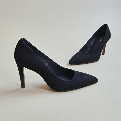 Pumps with pointed ends black