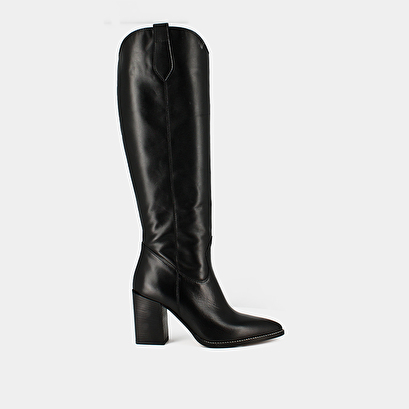 Pointed boots with heels in black leather | paprika
