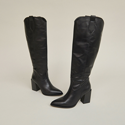 Pointed boots with heels in black leather | paprika