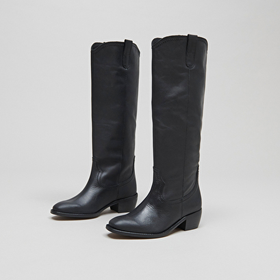 High boots with oval toes in black leather | manhattan