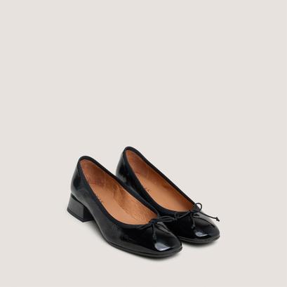 Ballet flats with square toes in black pleated patent | dybil