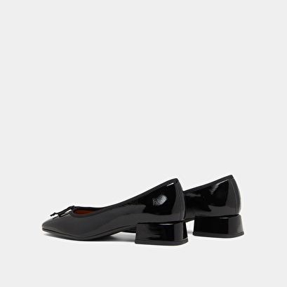 Ballet flats with square toes in black pleated patent | dybil