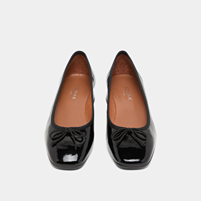 Ballet flats with square toes in black pleated patent | dybil