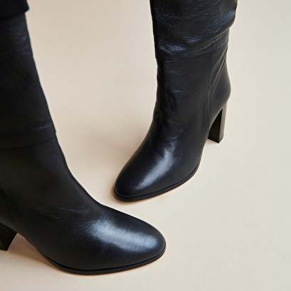 Pointed boots black