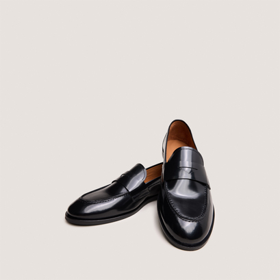 Round-toe loafers in black shiny leather | thelma