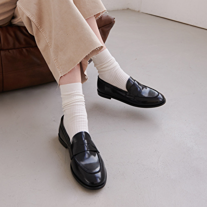 Round-toe loafers in black shiny leather | thelma
