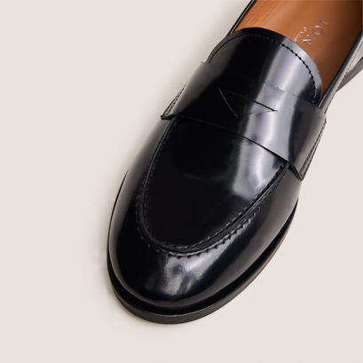 Round-toe loafers in black shiny leather | thelma