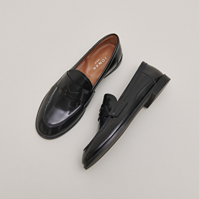 Round-toe loafers in black shiny leather | thelma