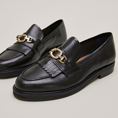 Loafers with gold buckles in black leather | delphes