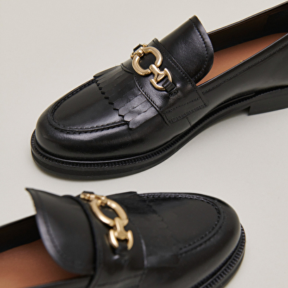 Loafers with gold buckles in black leather | delphes