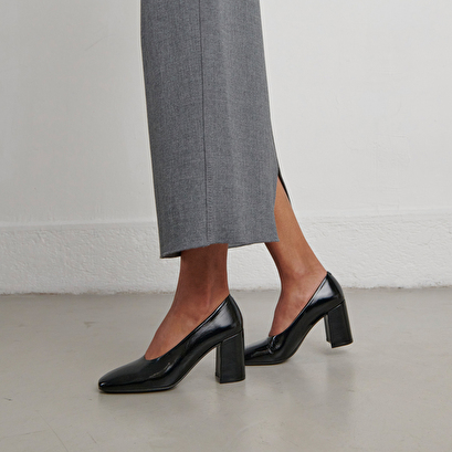 Pointed-toe pumps in shiny black leather | delaware