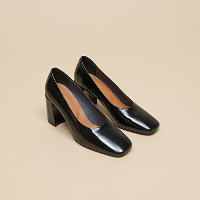 Pointed-toe pumps in shiny black leather | delaware