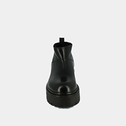Boots with notched soles in black leather | radio