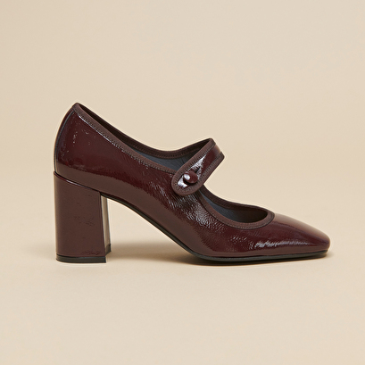 Heeled babies with big buckle straps in black pleated patent leather | drancy