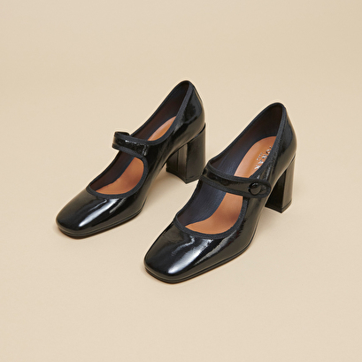 Heeled babies with big buckle straps in black pleated patent leather | drancy