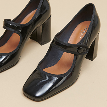 Heeled babies with big buckle straps in black pleated patent leather | drancy