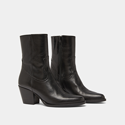 Heeled ankle boots with topstitch in black leather | djamena