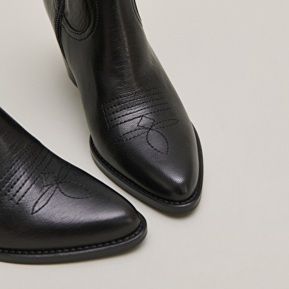 Heeled ankle boots with topstitch in black leather | djamena