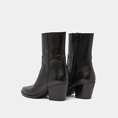 Heeled ankle boots with topstitch in black leather | djamena
