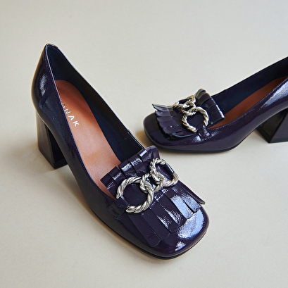 Heeled loafers with silver buckles dark purple