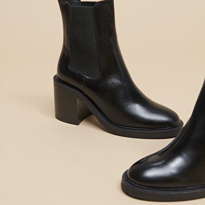 Ankle boots with heels in black leather | doigt