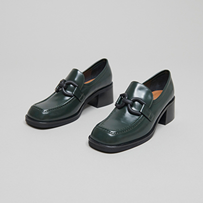 Loafers with heels in fir green shiny leather | darknet