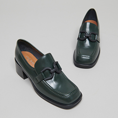 Loafers with heels in fir green shiny leather | darknet