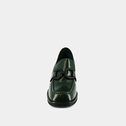Loafers with heels in fir green shiny leather | darknet