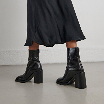 Boots with high heels in black leather | duty
