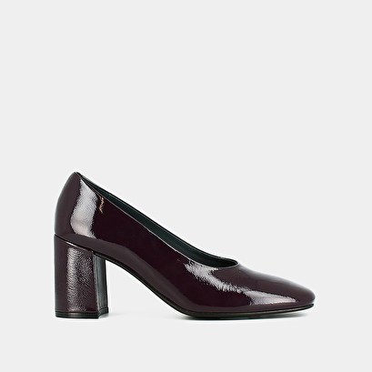 Pointed-toe pumps in black pleated patent | delaware