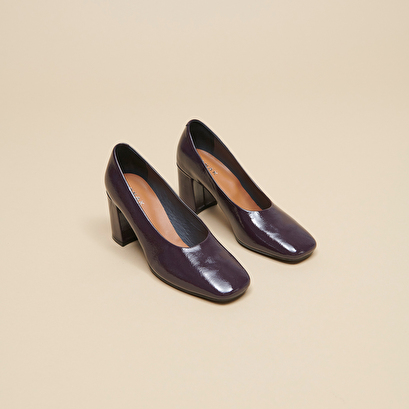 Pointed-toe pumps in black pleated patent | delaware