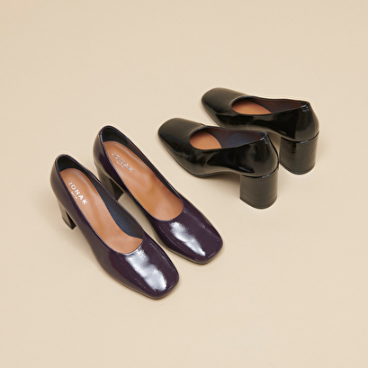 Pointed-toe pumps in black pleated patent | delaware