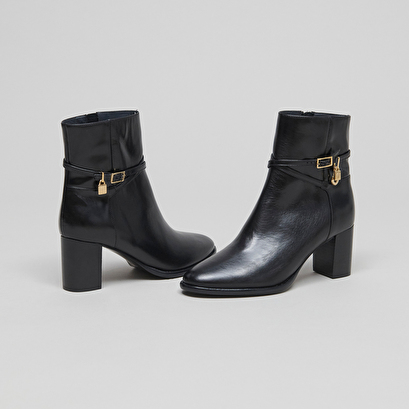 Ankle boots with high heels and gold charms in black leather | drame