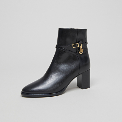 Ankle boots with high heels and gold charms in black leather | drame