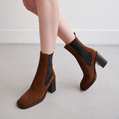 Heeled ankle boots with square toes cognac