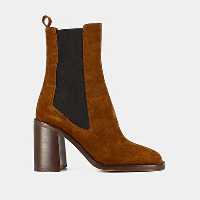 Heeled ankle boots with square toes cognac