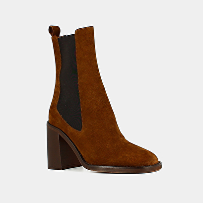 Heeled ankle boots with square toes cognac