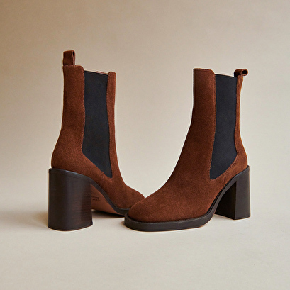 Heeled ankle boots with square toes cognac