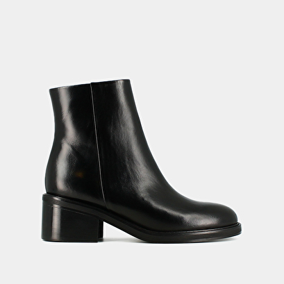 Boots with chunky heels in black leather | danseuse